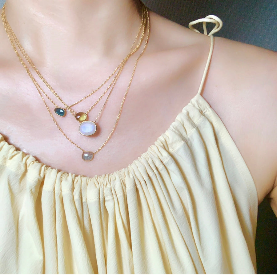 レインボームーンストーン(gold)：oval flower necklace